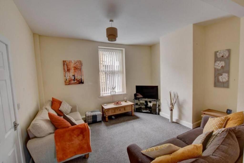 Pomfret House, 3 Bedrooms, Burnley Central, Contractors And Groups First Choice, Free Parking Buitenkant foto