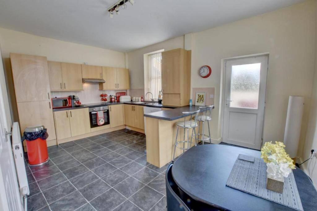 Pomfret House, 3 Bedrooms, Burnley Central, Contractors And Groups First Choice, Free Parking Buitenkant foto
